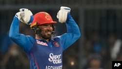 در بخش بیتنگ تیم افغانستان گلبدین نایب بیشترین دوش انحام داد. 