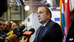 រូប​ភាព​ឯកសារ ៖ លោក​ Grzegorz Schetyna រដ្ឋ​មន្ត្រី​ក្រសួង​ការ​បរទេស​នៃ​ប្រទេស​ប៉ូឡូញ​​និយាយ​ទៅ​កាន់​អ្នក​សារព័ត៌មាន​​ នៅ​​មុន​កិច្ច​ប្រជុំ​នៃ​រដ្ឋ​មន្រ្តី​ការបរទេស​​នៃ​ក្រុម​បណ្តា​ប្រទេស​សមាជិក​អ៊ឺរ៉ុប​ នៅ​ឯ​អគារ​ EU Coucil នៅ​ក្នុង​ទីក្រុង​​ព្រុចសែល (Brussels)។