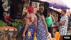 Des femmes font leurs courses sur le marché d'Abuja, au Nigeria, le 13 septembre 2016. (VOA)