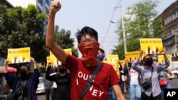 ក្រុមបាតុករ​ប្រឆាំងនឹង​រដ្ឋប្រហារ តវ៉ា​នៅ​ទីក្រុង​រ៉ង់ហ្គូន​នៃ​ប្រទេស​មីយ៉ាន់ម៉ា នៅ​ថ្ងៃសុក្រ​ទី២៦ ខែមីនា ឆ្នាំ២០២១។