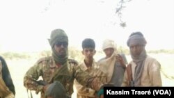 Affrontements entre le GATIA et la CMA dans la région de Gao, Mali, le 1 décembre 2016. (VOA/Kassim Traoré)