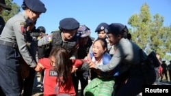 Police officers arrest activists during a protest against a statue of General Aung San, Myanmar's independence hero and the father of leader Aung San Suu Kyi in Loikaw, Kayah state, Myanmar February 7, 2019. Picture taken February 7, 2019. REUTERS/Stringe
