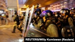 Policija Hong Konga na ulicama tog grada (Foto: REUTERS/Willy Kurniawan)