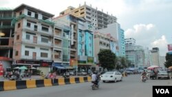 ទិដ្ឋភាពទីក្រុង​ភ្នំពេញ​នៅ​បុរី​កីឡា តាម​បណ្តោយ​ផ្លូវ​លេខ​១៦៩​កាលពី​ថ្ងៃ​ទី​២៩ ខែ​កញ្ញា ឆ្នាំ​២០១៤។ (នូវ ពៅលក្ខិណាVOA)