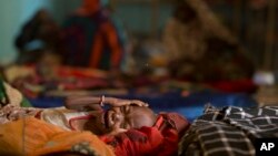 Fatime Mahamat yang menderita malnutrisi parah dirawat di klinik yang dikelola Dana Anak-anak PBB (UNICEF), di Mao, Chad, 4 November 2012.