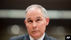 Kepala Badan Perlindungan Lingkungan (EPA), Scott Pruitt, menghadiri rapat dengar pendapat di sub komite Senat Dalam Negeri, Lingkungan Hidup dan Badan lainnya di Capitol Hill, Washington,16 Mei 2018. 