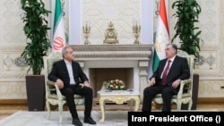 از راست به چپ: امام علی رحمان، رییس جمهور تاجیکستان و مسعود پزشکیان، رییس جمهور ایران