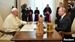 Presiden Rusia Vladimir Putin (kanan) sebelum pembicaraan dengan Paus Fransiskus di Vatikan, Kamis (4/7). 