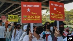 ក្រុមអ្នកតវ៉ាប្រឆាំងនឹងរដ្ឋប្រហារយោធា កាន់បដានានា ក្នុងអំឡុងពេលតវ៉ាមួយក្នុងទីក្រុងរ៉ង់ហ្គូន ប្រទេសមីយ៉ាន់ម៉ា កាលពីថ្ងៃទី២៣ ខែកុម្ភៈ ឆ្នាំ២០២១។