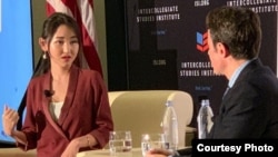 미 동부 델라웨어에 본부를 둔 보수성향의 민간단체 ISI(Intercollegiate Studies Institute)가 마련한 '서구문명과 자유에 대한 포럼에서 탈북자 박연미 씨(왼쪽)가 북한 인권 문제 실상에 대한 증언을 하고 있다. 