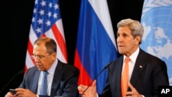 Menteri Luar Negeri AS John Kerry (kanan) dan Menteri Luar Negeri Rusia Sergey Lavrov menghadiri konferensi pers ISSG di Munich, Jerman (12/2).