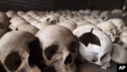 Crânes humains exposés au Mémorial du génocide de Ntarama au Rwanda.