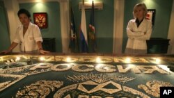  러시아 다이아몬드 채굴사 '알로사' 종업원들이 관련 물품 앞에 서 있다. (자료사진)