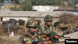 Pasukan India berjaga-jaga dekat Pangkalan Udara India (IAF) di Pathankot di Punjab, India, 3 Januari 2016.