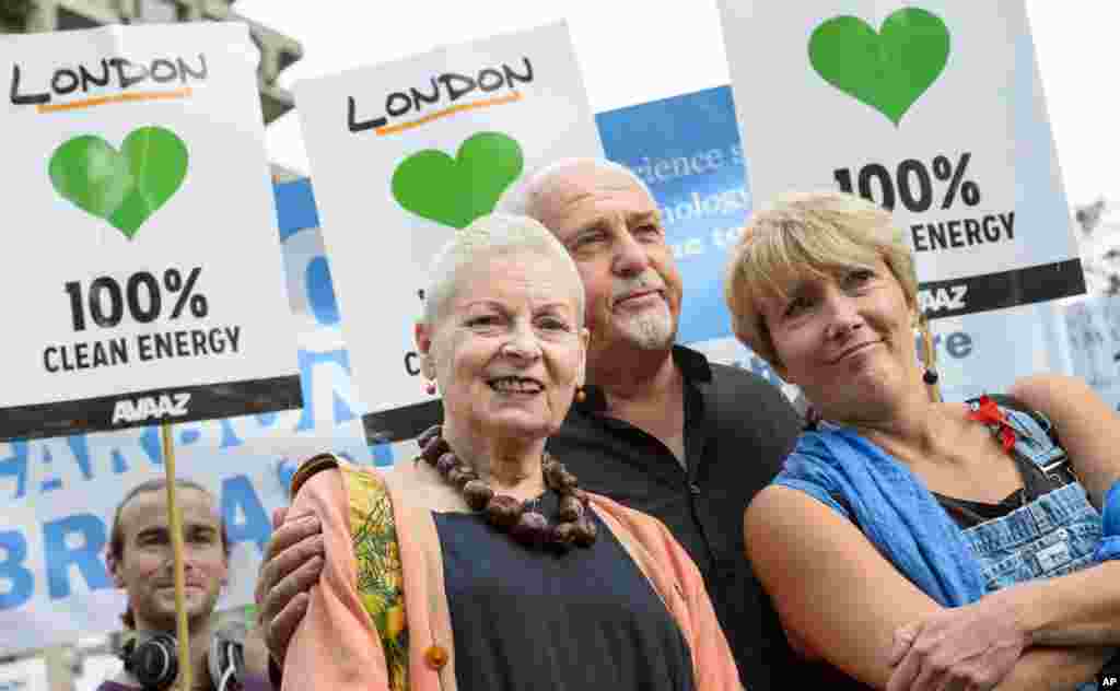러시아 상트페테르부르그에서 열린 '조국 수호의 날' 기념 행사에 참석한 여성이 2차 세계대전 때 쓰인 기관총을 잡고 포즈를 취했다.