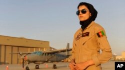 نیلوفر رحمانی نخستین بانوی افغان است که توانسته پیلوت طیاره های بال ثابت شود