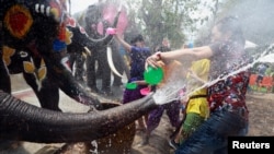 មនុស្សម្នា​លេង​បាច​ទឹក​នៅ​ក្នុង​ពិធីបុណ្យ​ចូល​ឆ្នាំ​ថ្មី នៅ​ក្នុង​ក្រុង Ayutthaya ប្រទេស​ថៃ កាលពី​ថ្ងៃទី១១ ខែមេសា ឆ្នាំ២០១៩។