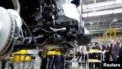 លោក Pham Nhat Vuong ប្រធាន​ក្រុមហ៊ុនVingroup ធ្វើ​ការ​បង្ហាញ​ដល់​លោក Nguyen Xuan Phuc នាយករដ្ឋមន្ត្រី​វៀតណាម នៅ​ក្នុង​ទស្សនកិច្ច​មួយ​ទៅ​កាន់​រោងចក្រ​ផលិត​រថយន្ត Vinfast នៅ ក្នុង​ក្រុង Hai Phong កាលពី​ថ្ងៃទី១៤ ខែមិថុនា ឆ្នាំ២០១៩។