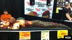 Kue zombie pada konvensi Walker Stalker di Atlanta, Georgia. (VOA/Marissa Melton)