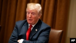 ប្រធានាធិបតី​សហរដ្ឋអាមេរិក ដូណាល់ ត្រាំ នៅ​​ក្នុង​បន្ទប់នៃ​សេត​វិមាន កាល​ពី​ថ្ងៃទី​០៦ កុម្ភៈ ២០១៨។