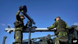 Tentara Swedia ambil bagian dalam demonstrasi sistem rudal pertahanan udara dalam sebuah kesempatan di Stockholm, Swedia, pada 30 April 2023. (Foto: AP/David Keaton)