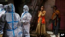 Zdravstveni radnici pregledaju stanovnike Daravija, jednog od najvećih sirotinjskih naselja u Aziji, 3. avgusta 2020. Indija je treća najteže pogođena zemlja pandemijom posle SAD i Brazila. 