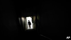 រូបឯកសារ៖ Tin​ ដែល​ជា​ជន​ភៀសខ្លួន​មីយ៉ាន់ម៉ា​កាន់​សាសនា​គ្រិស្ត​ ចាក​ចេញ​ពី​សាលា​ក្នុង​ប្រទេស​ម៉ាឡេស៊ី​ក្រោយ​ពេល​ដាក់​កូន​របស់​ខ្លួន​ឲ្យ​ចូល​រៀន (កាល​ពី​ឆ្នាំ​២០១៧)។ គាត់​បាន​គេច​ចេញ​ពី​ប្រទេស​ភូមា​ក្នុង​បំណង​ទៅ​រស់​នៅ​សហរដ្ឋ​អាមេរិក។