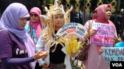 Para petani berdemonstrasi, meminta pemerintah lebih memberikan dukungan pada produk lokal. (VOA/Iris Gera)