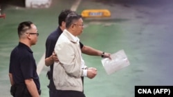 资料照：台湾民众党主席、前台北市长柯文哲因涉贪腐案2024年9月5日再度被警方羁押前往一辆开往拘押中心的警车。 