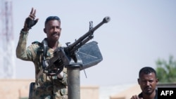 Anggota batalion Pasukan Misi Khusus Sudan melakukan parade di Kota Karima, pada 19 Mei 2024. (Foto: AFP)
