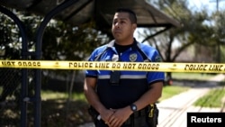 Seorang polisi berjaga di lokasi terjadinya ledakan di Jalan Galindo, di Austin, Texas, 12 Maret 2018. REUTERS/Sergio Flores