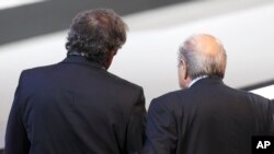 Joseph Blatter, ancien président de la Fifa, à gauche, et Michel Platini, ancien président de l’UEFA, à droite, tous deux démis de leur fonction, se tiennent lors du 61e congrès de la Fifa à Zurich, Suisse, 1er juin 2011.