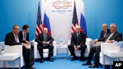 川普总统与俄罗斯总统普京在G20的会场外见面，只有美俄两国元首跟两国外交首长参与，会谈时没有媒体在场。原本预定两人会面时间大约半小时，但最后两个人谈了两小时又15分钟。（2017年7月7日）