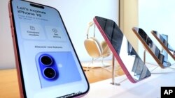 Foto Achiv: Yon iPhone 16s nan yon magazen Apple nan vil Pittsburgh, Pensilvani, 12 Janvye 2025. 