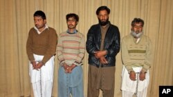 Para tersangka yang ditahan pihak berwenang Pakistan atas tuduhan membantu pelaku serangan di Universitas Bacha Khan, diperlihatkan ke hadapan para wartawan di Peshawar, Pakistan (23/1).