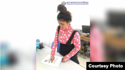 ស្ត្រី​ម្នាក់​ឈ្មោះ​ ម៉ឹង​ ស្រីនួន​ បានផ្តិតមេដៃលើកិច្ចសន្យានៅស្នងការដ្ឋាននគរបាលរាជធានីភ្នំពេញ កាលពីថ្ងៃអង្គារ ទី៩ ខែកុម្ភៈ ឆ្នាំ២០២១។ (រូបថតដោយស្នងការដ្ឋាននគរបាលរាជធានីភ្នំពេញ)