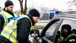 پولیس فدرال آلمان با استفاده از جلیقه‌های دید بالا، به بررسی موترهای تیزرفتار، مسافری و باربری در جاده‌ها و شاهراه‌ها پرداخته و اسناد هویتی مسافران و موترهای آنها را تلاشی می‌کند.