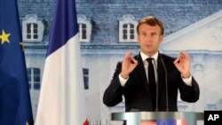 에마뉘엘 마크롱 프랑스 대통령은 29일 독일 방문 중 리비아 내전 사태와 터키의 "범죄적" 행동을 비난했다. 