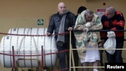 29일 그리스 파트라스 항을 떠나 항해 중 화재가 발생한 선적 노르만 애틀랜틱 호에서 부상당한 승객들이 구조를 기다리고 있다.