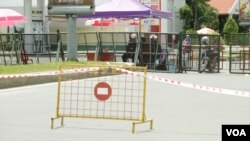 រូបឯកសារ៖ អាជ្ញាធរ​រឹតបន្តឹង​ការ​ធ្វើ​ដំណើរ​កាន់​តែ​ខ្លាំង បន្ទាប់​ពី​អនុវត្ត​បំរាម​គោចរ​អស់រយៈពេល​មួយ​សប្តាហ៍ រាជធានីភ្នំពេញ នៅថ្ងៃទី២១ ខែមេសា ឆ្នាំ២០២១។ (ហ៊ាន សុជាតា/វីអូអេ)