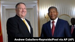Waziri wa Mambo ya Nje Mike Pompeo (kushoto) akiwa na Rais wa Angola João Lourenço, Jumatatu Februari 17, 2020.(Andrew Caballero-Reynolds/Pool via AP) 