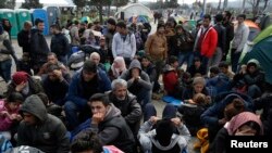 بیش از ۲۴ هزار پناهجو به شمول افغانها هم اکنون در مرز میان مقدونیه و یونان گیر مانده است.