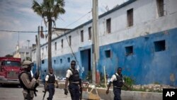 Des policiers protègent l'entrée du Pénitencier National de Port-au-Prince (17 octobre 2010)