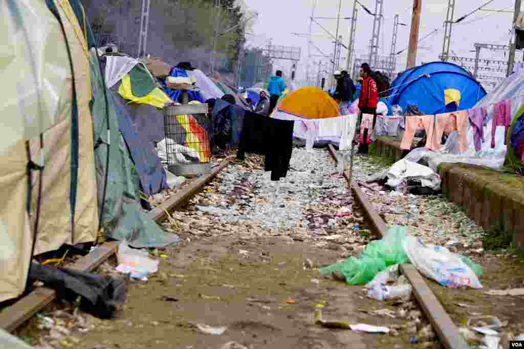 Refugees are on the tracks but going nowhere. (Jamie Dettmer for VOA ) 