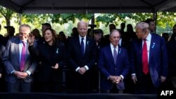 ประธานาธิบดีโจ ไบเดน, รองประธานาธิบดีคามาลา แฮร์ริส, อดีตประธานาธิบดีโดนัลด์ ทรัมป์ และอดีตนายกเทศมนตรีนครนิวยอร์ก ไมเคิล บลูมเบิร์ก ร่วมทำพิธีรำลึกที่อนุสรณ์สถาน กราวด์ ซีโร ในนครนิวยอร์ก วันที่ 11 กันยายน 2024