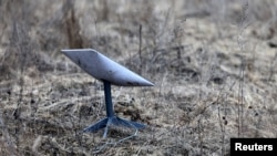 Sebuah sistem satelit internet Starlink ditempatkan di garis depan Kota Bakhmut di tengah serangan militer ke Ukraina, wilayah Donetsk, Ukraina, 8 Maret, 2023. (Foto: Lisi Niesner/Reuters)