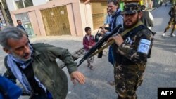 지난 9월 아프가니스탄 카불 시내에서 여성 권리 시위를 취재 중인 언론인을 탈레반 병사가 통제하고 있다. (자료사진)