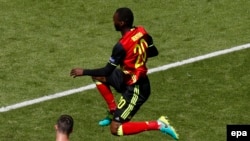 Christian Benteke de Belgique saute par-dessus le gardien Darren Randolph de l'Irlande au cours du match groupe E de la phase finale de l’Euro 2016 entre la Belgique et l'Irlande au Stade de Bordeaux à Bordeaux, France, 18 juin 2016. epa / Fehim DEMIR 