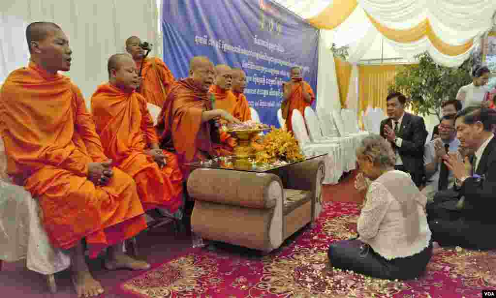 ព្រះអង្គម្ចាស់ក្សត្រី ស៊ីសុវត្ថិ ពង្សនារី មុនីពង្ស ឧត្តមទីប្រឹក្សាផ្ទាល់ព្រះមហាក្សត្រ យាងចូលរួមកម្មវិធីរំឭកខួប៧០ឆ្នាំនៃការបាត់បង់ទឹកដីកម្ពុជាក្រោម ដែលធ្វើឡើងនៅខណ្ឌសែនសុខ រាជធានីភ្នំពេញ កាលពីថ្ងៃទី៤ ខែមិថុនា ឆ្នាំ២០១៩។ (អូន ឆេងប៉រ/VOA)