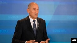 资料照：2021年10月6日，斯洛文尼亚总理扬沙在欧盟-西巴尔干峰会结束后的新闻发布会上发表讲话（美联社）。